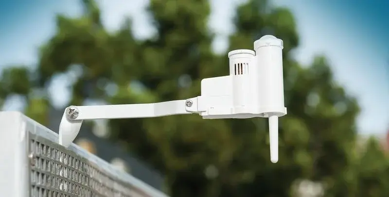 Regensensor am Zaun, angeschlossen an die Bewässerungssteuerung