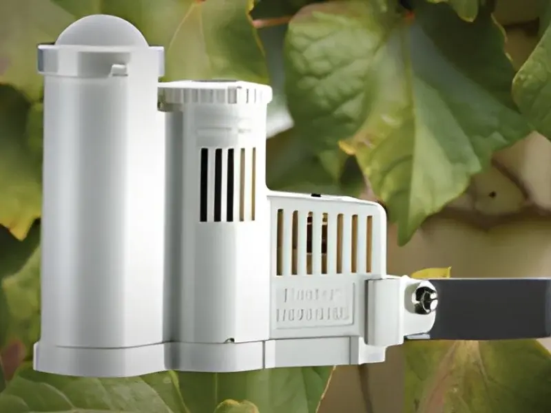 Wettersensor mit Lichtsensor und Regenteller an einer Halterung
