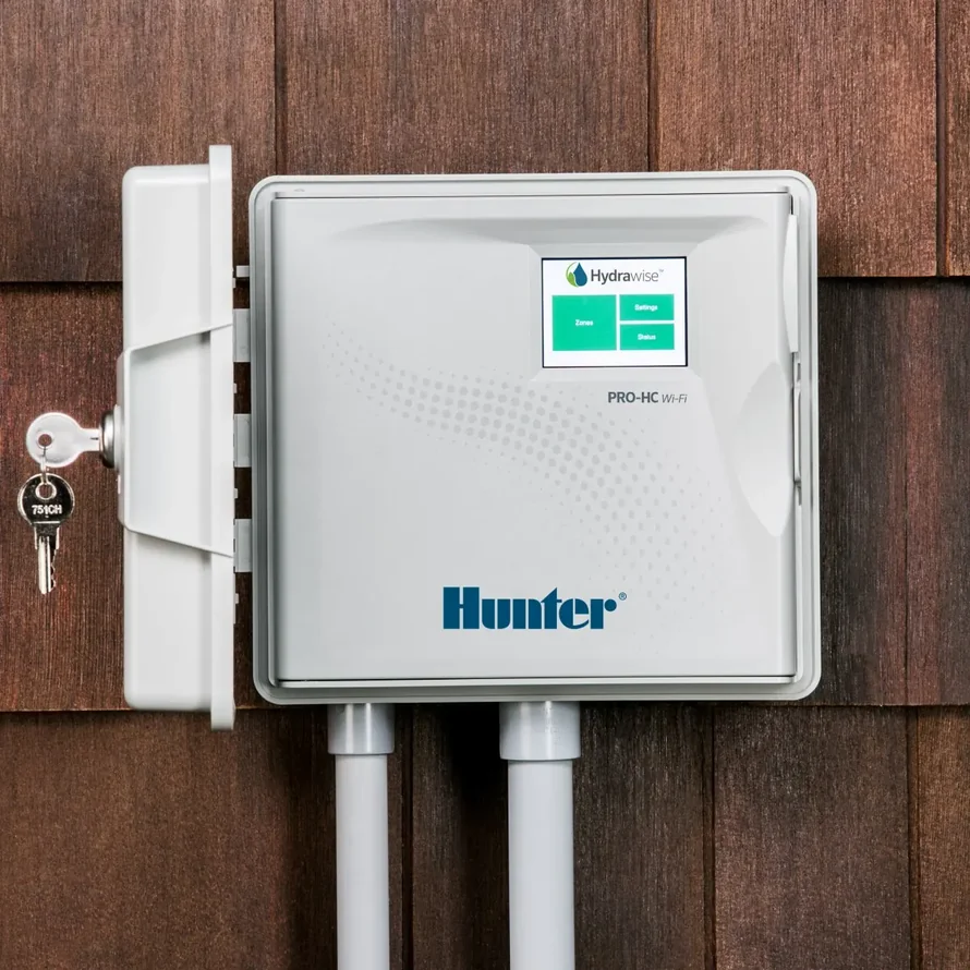 Hunter-Steuergerät an der Hauswand mit Verkabelung zu den Ventilen