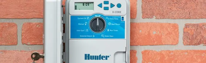 hunter-steuergeraet-xcore-auf-ziegelwand