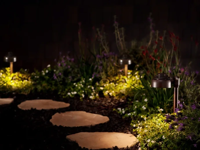 Abendliche Gartensituation mit Wegebeleuchtung von FX Luminaire im Garten