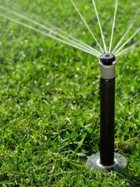 Hunter MP-Rotator Rasenregner bei der Rasenbewässerung