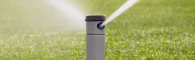 nahaufnahme-eines-hunter-edelstahl-getrieberegners-bei-der-rasenbewaesserung