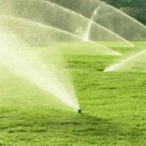 mehrere-regner-auf-einer-gruenen-rasenflaeche-im sonnenschein