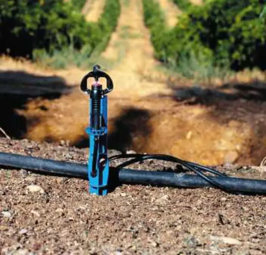 netafim-supernet-mikrosprinkler-mit-anschluss-im-feld