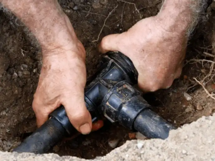 zwei-haende-befestigen-einen-klemmverbinder