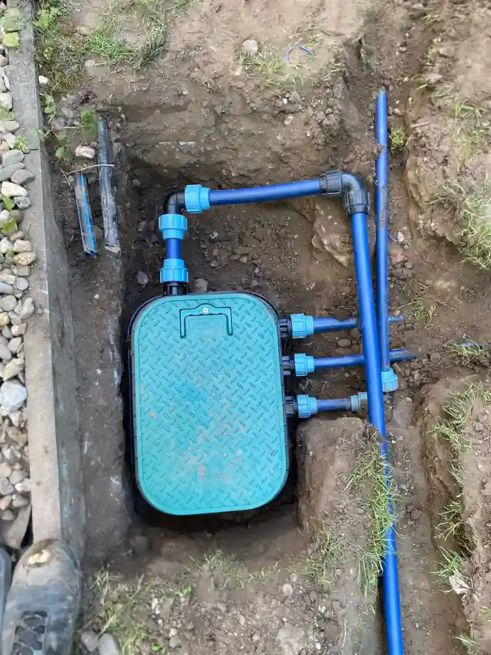 rohrverlegung-am-ventilkasten-auf-einer-baumschule