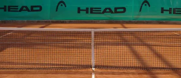 Ideale Feuchtigkeit auf einem Tennisplatz für beste Spielqualität