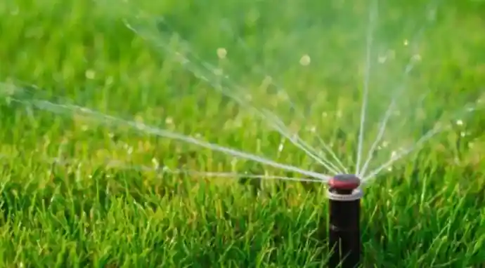 hunter-mp-rotator-bei-der-bewaesserung-von-rasen