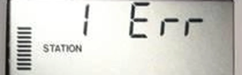 Display eines Bewässerungssteuergeräts zeigt die Fehlermeldung „Err“ an Station 1 – Symbol für die Störungshilfe.