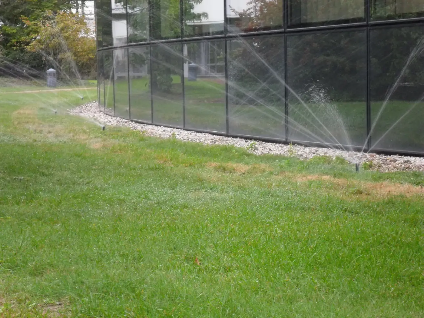 Rotatordüsen mit feinen Strahlen vor der Glasfassade