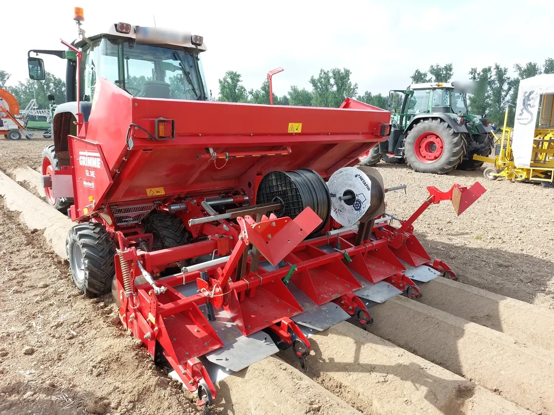 Rollen mit Netafim Tropfschlauch an der Kartoffellegemaschine