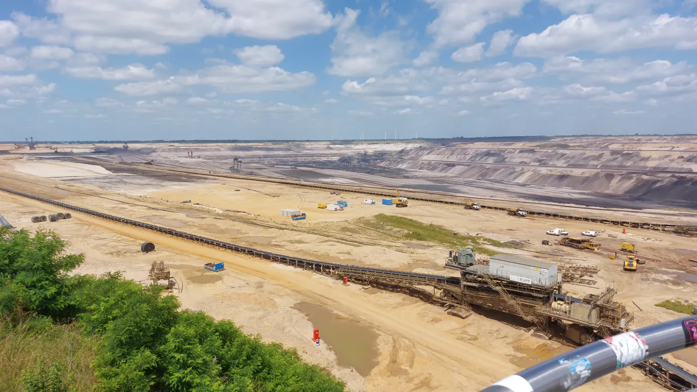Blick in den Tagebau Garzweiler neben der Agri-PV-Fläche