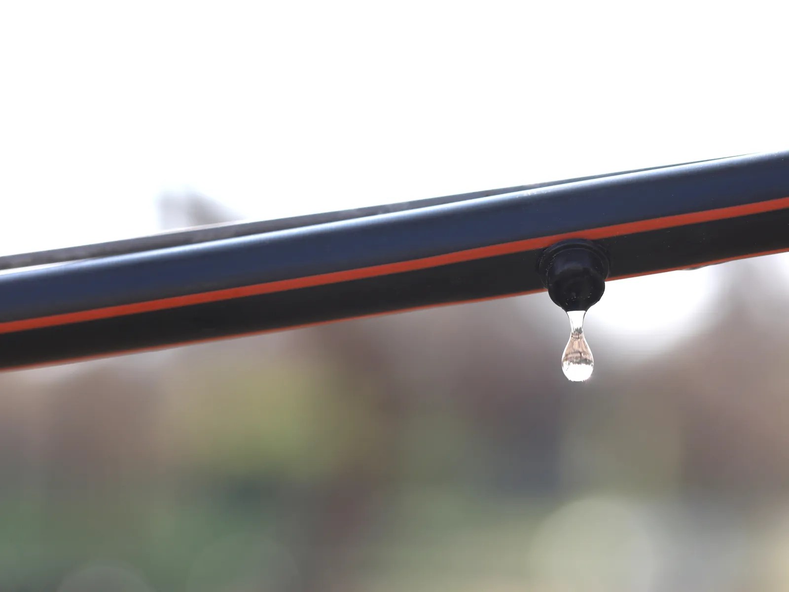 Netafim Tropfrohr mit druckkompensierendem Tropfer, Wassertropfen am Auslass