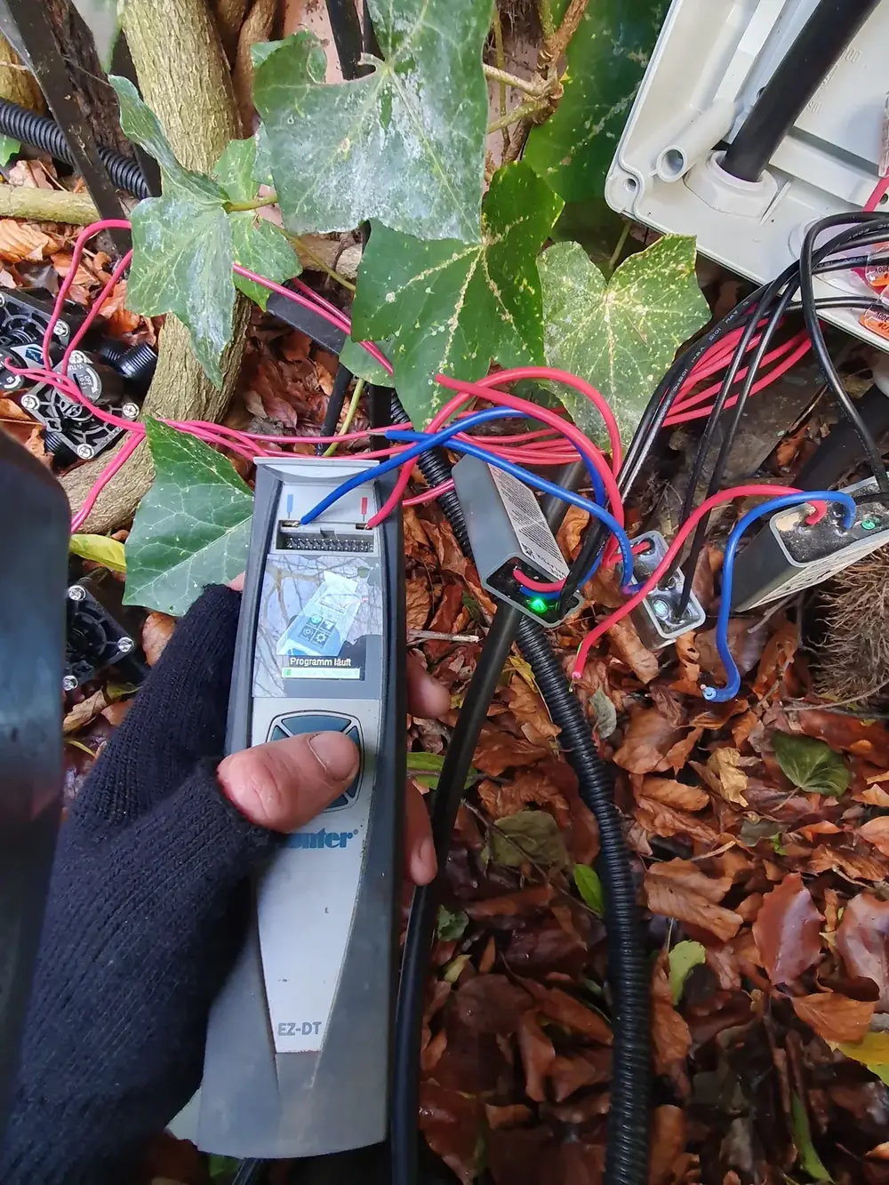 Prüfung der Steuerleitungen mit einem Messgerät an der Verteilerdose