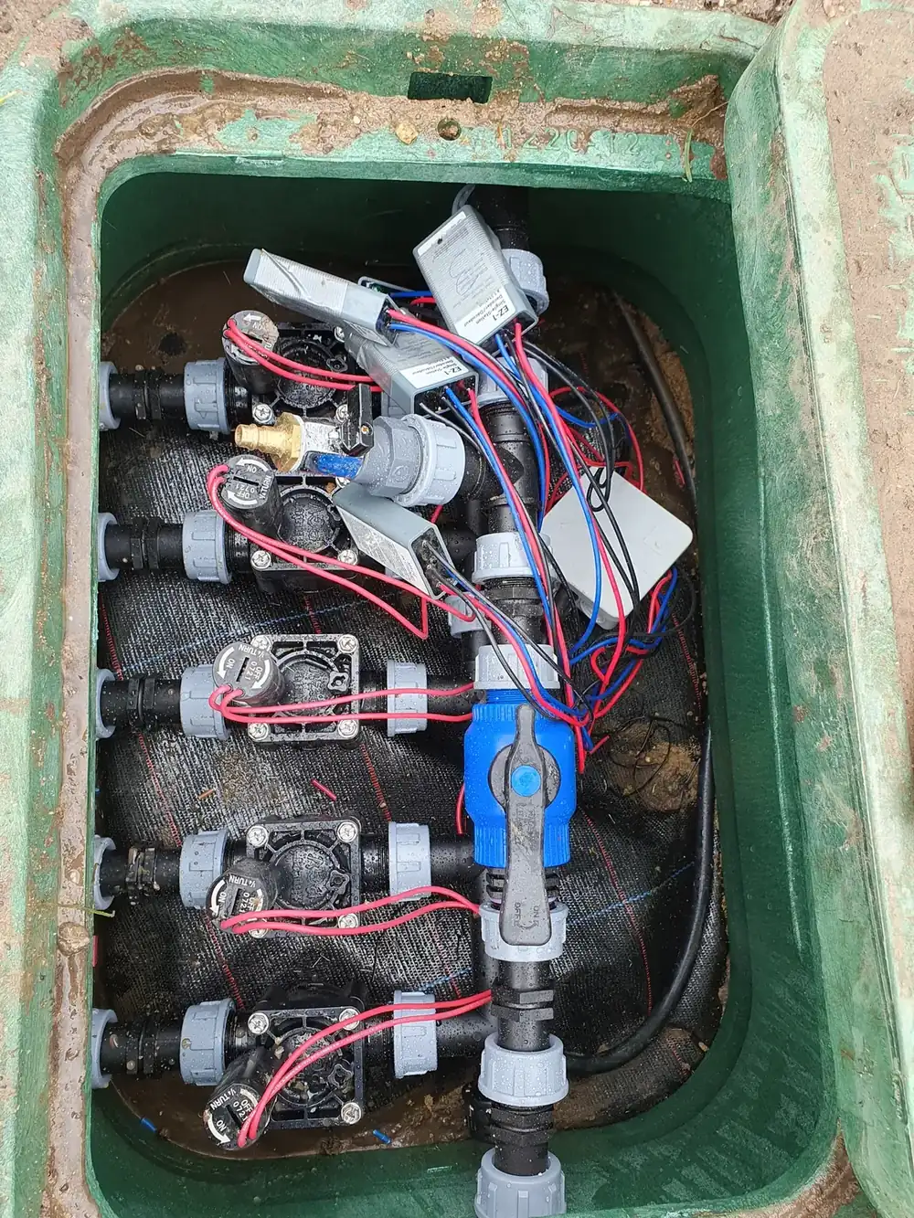 Vormontierter Ventilkasten mit fünf Hunter-PGV-Ventilen und Kugelhahn im Zulauf