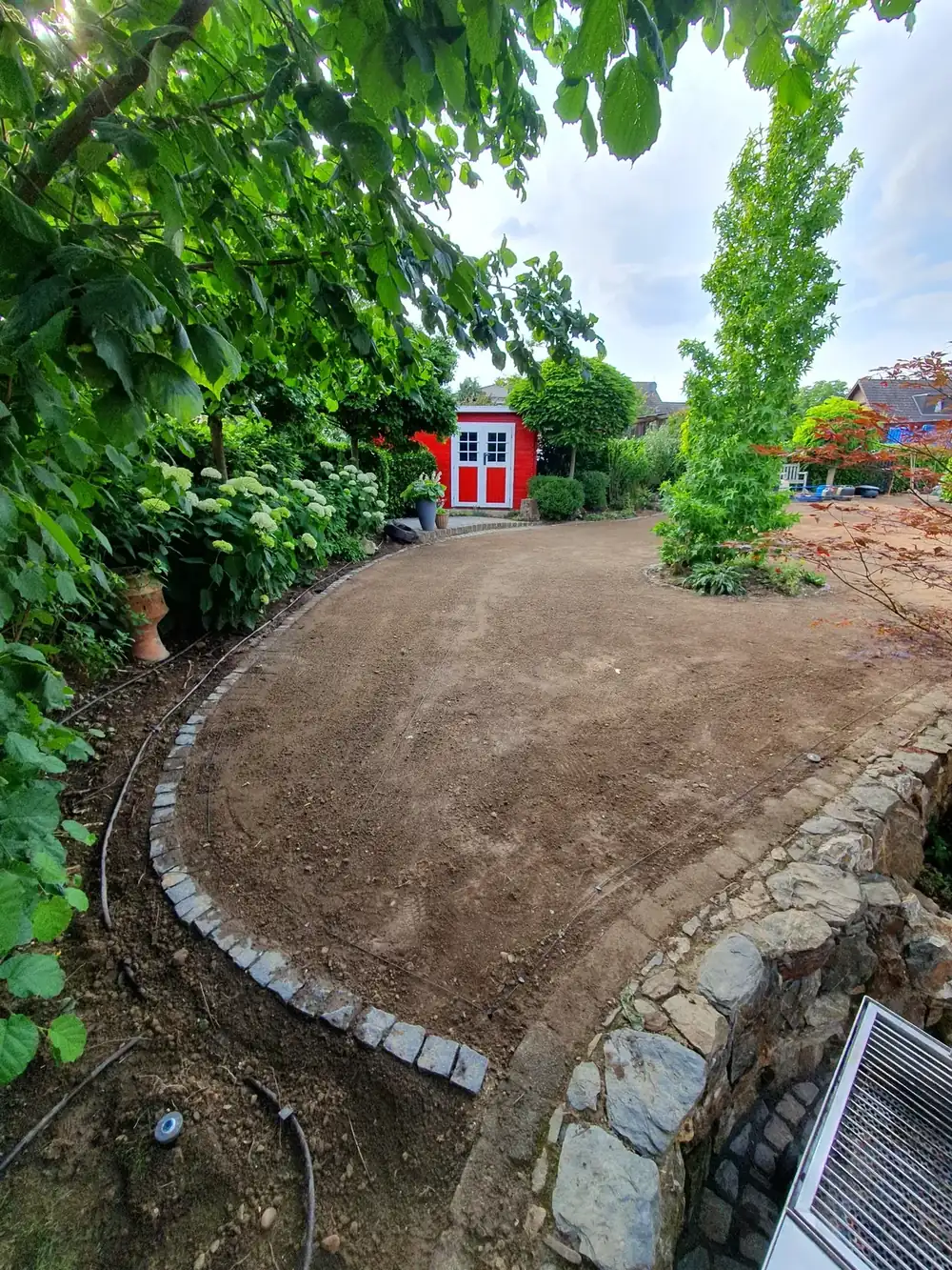 Gartenanlage nach der Verlegung, Regner sitzen bündig im Planum