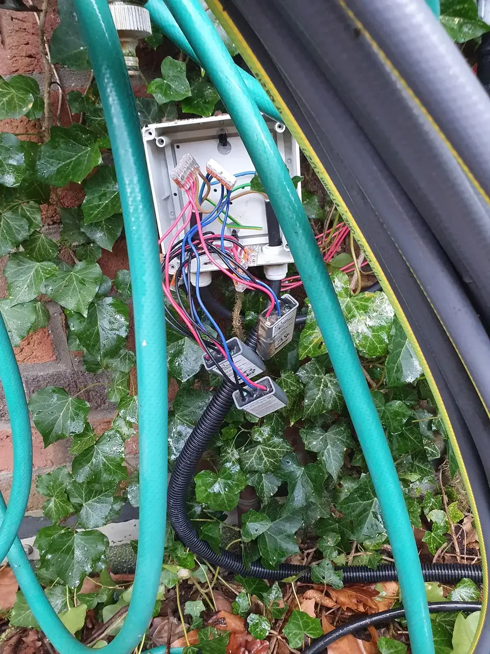 Detail einer Ventilbatterie mit Verrohrung und Steuerkabeln