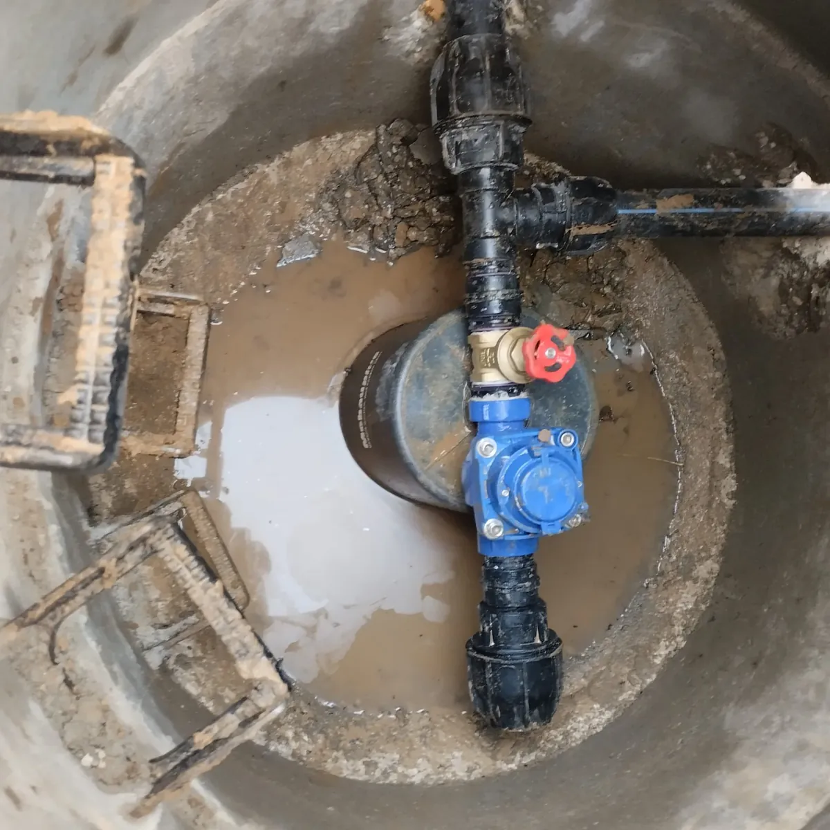 Betonschacht am Feldrand mit Absperrventil und Wasserzähler der Feldzuleitung