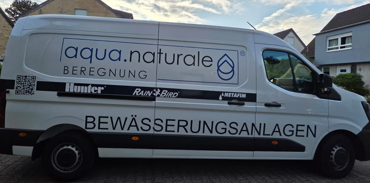 Servicewagen von aqua.naturale Beregnung mit Logo, den Herstellern Hunter, Rain Bird und Netafim und der Aufschrift Bewässerungsanlagen
