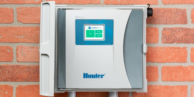 Bewässerungssystem mit smartem Steuergeraet an Hauswand