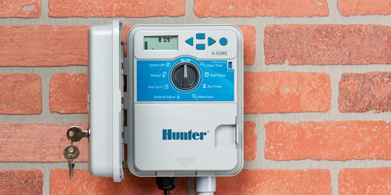 Bewässerungssystem im Garten mit Sensoren und Steuerung