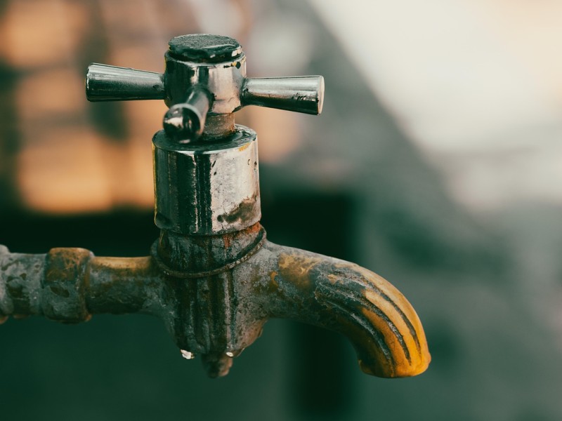 wasserhahn-mit-rost-und-eisen